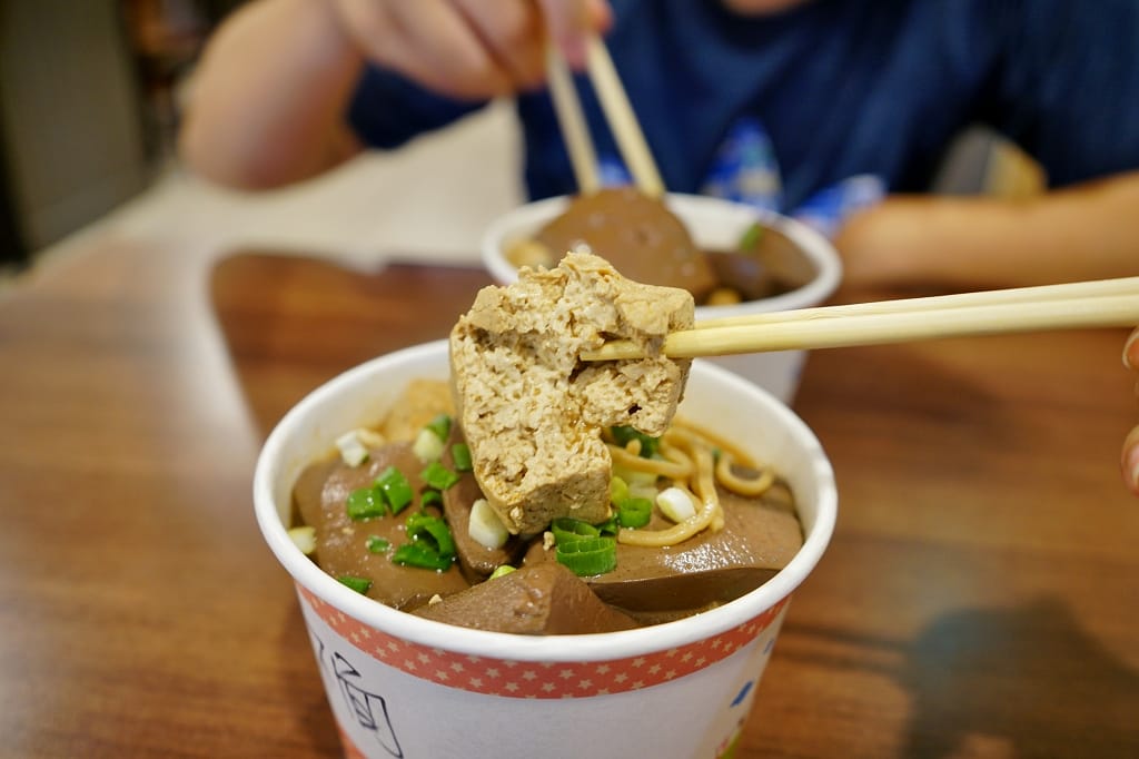台北｜大吉祥香豆富 淡水超好吃麻辣臭豆腐鴨血．淡江大學美食推薦！