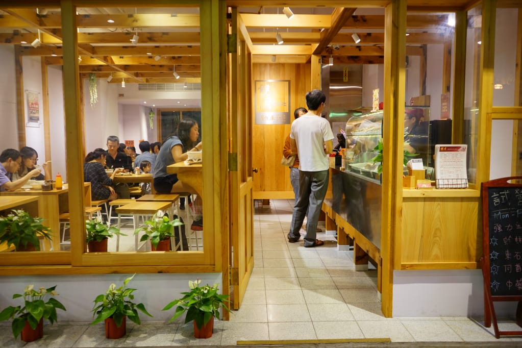 台北|雙月食品社(中和店) 聚寶盆養生雞湯.麻油雞湯.新北米其林推薦! - 第3張圖 台北|雙月食品社(中和店) 聚寶盆養生雞湯.麻油雞湯.新北米其林推薦!