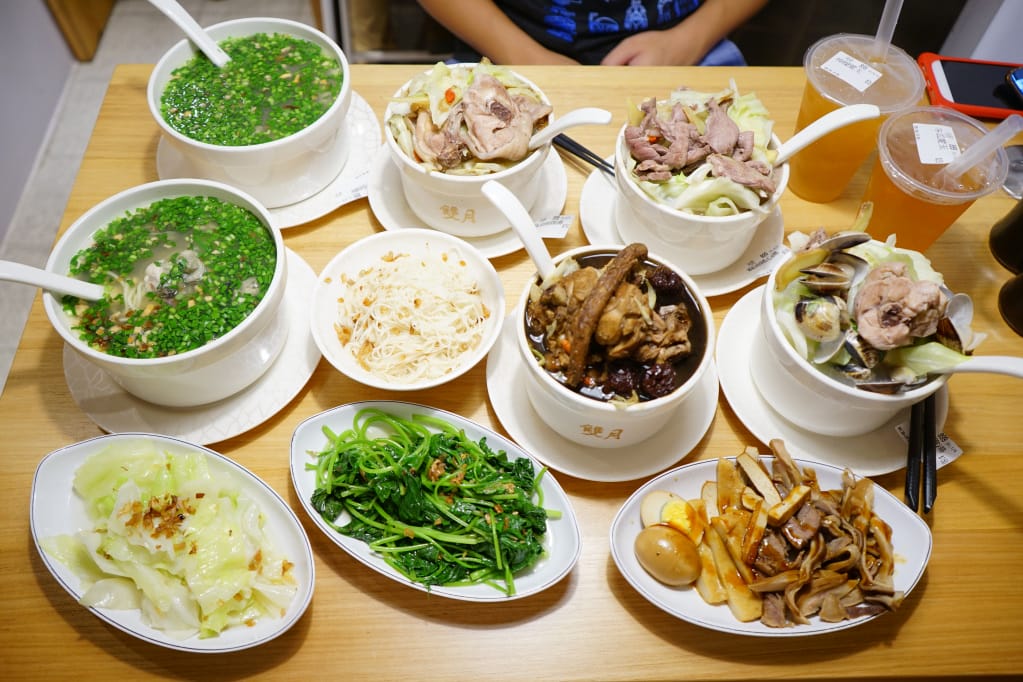 台北|雙月食品社(中和店) 聚寶盆養生雞湯.麻油雞湯.新北米其林推薦! - 第1張圖 台北|雙月食品社(中和店) 聚寶盆養生雞湯.麻油雞湯.新北米其林推薦!