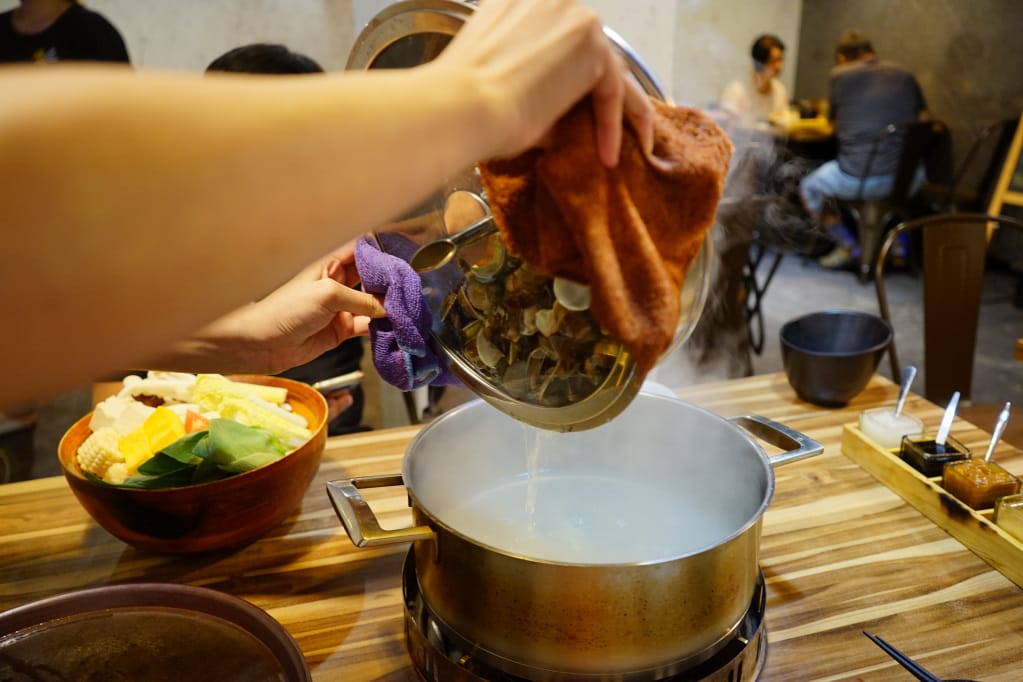 台北｜極蜆鍋物 超狂蛤蠣現煮蜆精湯頭．民生社區火鍋推薦！