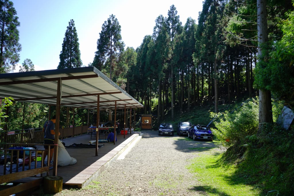 新竹|五峰巴棍杉林露營區 大雨棚營位,杉樹下露營趣! - 第3張圖 新竹|五峰巴棍杉林露營區 大雨棚營位,杉樹下露營趣!