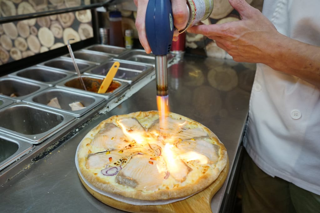 台北｜ipizza愛披薩 浮誇系煙火海大蝦披薩、特色九宮格披薩