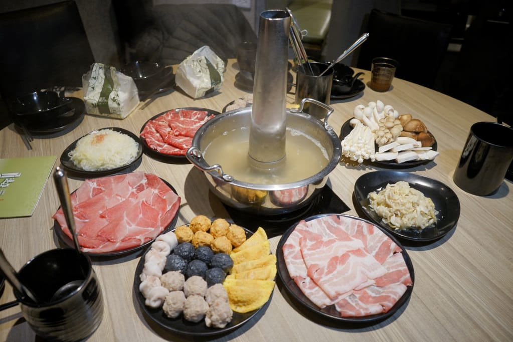 台北|酸菜白肉鍋(連進內湖店) 浮誇豬五花聖誕樹,內湖吃到飽火鍋推薦! - 第1張圖 台北|酸菜白肉鍋(連進內湖店) 浮誇豬五花聖誕樹,內湖吃到飽火鍋推薦!