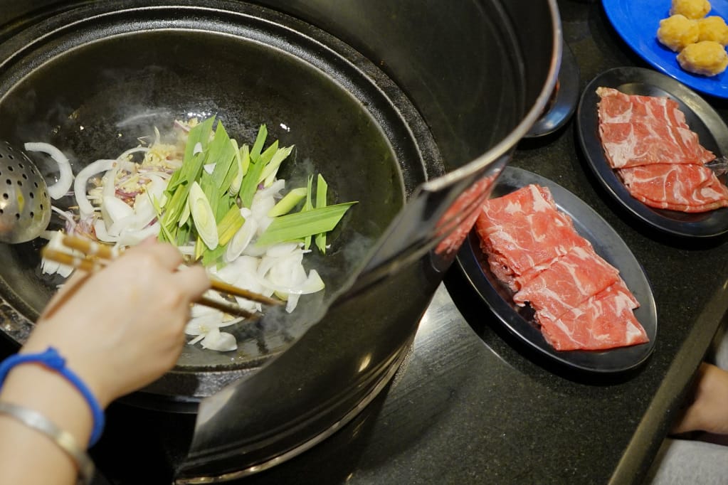 台北｜黑哥自助石頭火鍋 食材新鮮平價，中山站高CP值火鍋推薦！
