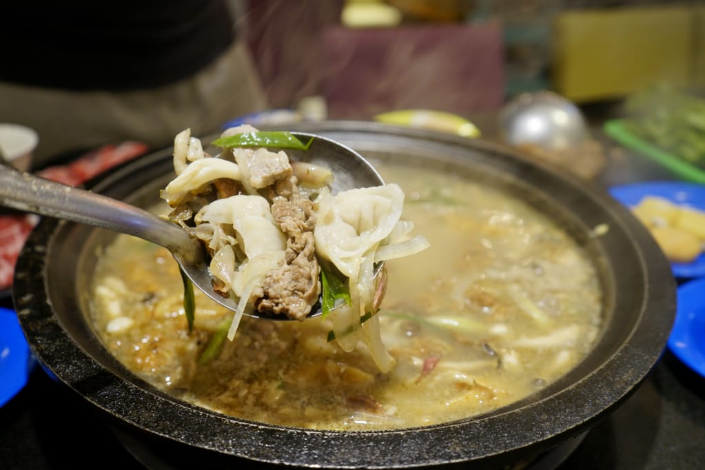 台北｜黑哥自助石頭火鍋 食材新鮮平價，中山站高CP值火鍋推薦！