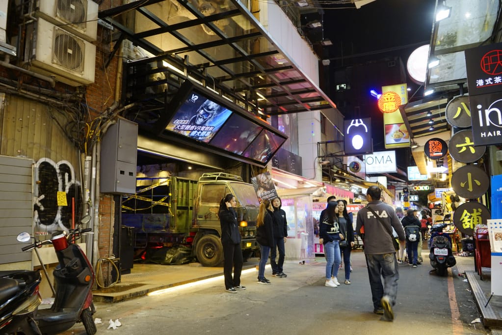 台北|VAR LIVE(台北西門町店) 台灣首棟VR電競體驗館 VR版生存遊戲、秘境逃脫 - 第2張圖 台北|VAR LIVE(台北西門町店) 台灣首棟VR電競體驗館 VR版生存遊戲、秘境逃脫