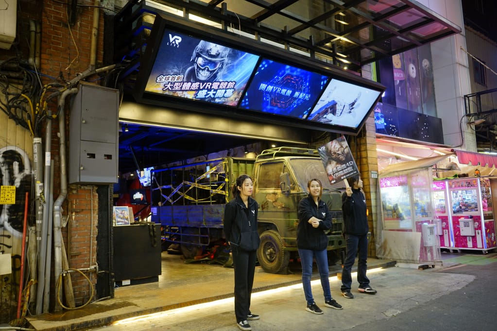 台北|VAR LIVE(台北西門町店) 台灣首棟VR電競體驗館 VR版生存遊戲、秘境逃脫 - 第1張圖 台北|VAR LIVE(台北西門町店) 台灣首棟VR電競體驗館 VR版生存遊戲、秘境逃脫
