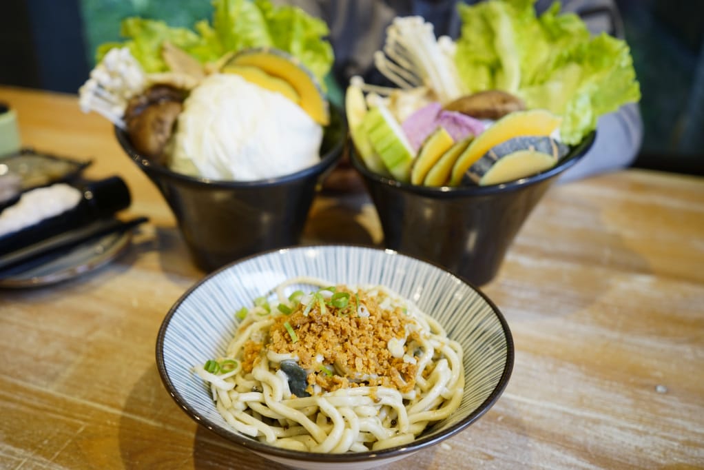 桃園｜阿鴻 粥水火鍋專賣店（中壢店）皮蛋油條冷麵、鴛鴦特色鍋物推薦！