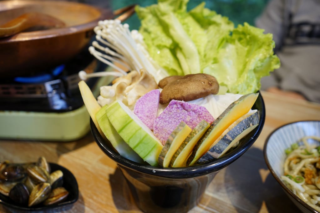 桃園｜阿鴻 粥水火鍋專賣店（中壢店）皮蛋油條冷麵、鴛鴦特色鍋物推薦！