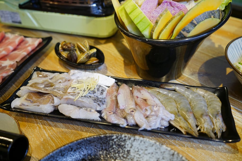 桃園｜阿鴻 粥水火鍋專賣店（中壢店）皮蛋油條冷麵、鴛鴦特色鍋物推薦！