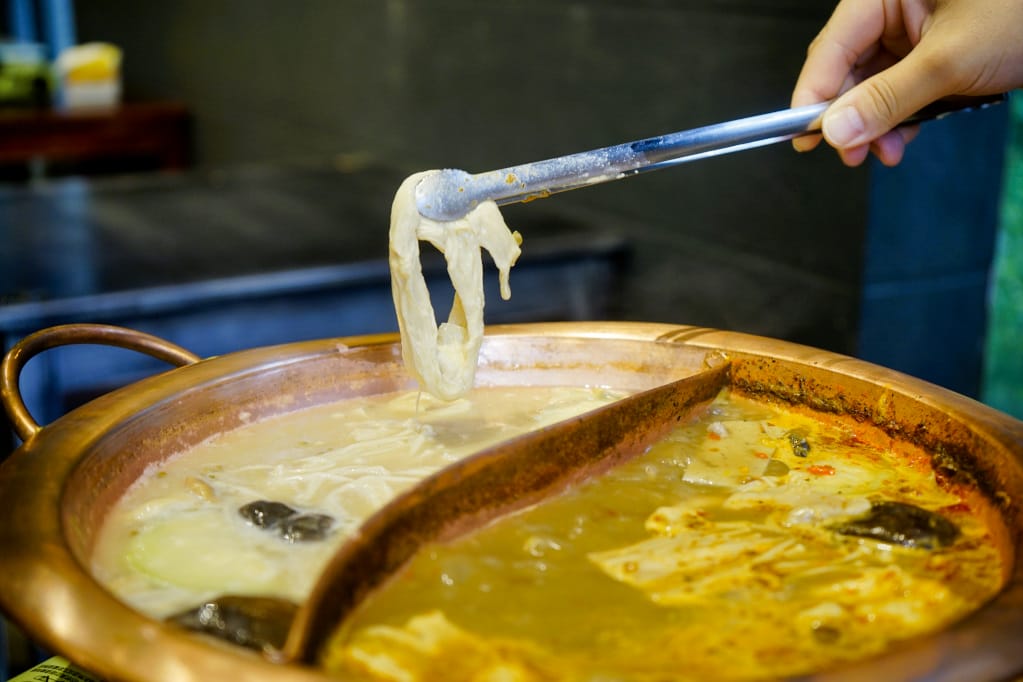 桃園｜阿鴻 粥水火鍋專賣店（中壢店）皮蛋油條冷麵、鴛鴦特色鍋物推薦！