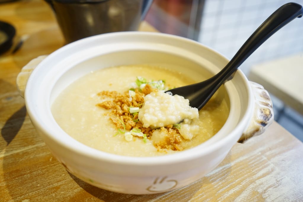 桃園｜阿鴻 粥水火鍋專賣店（中壢店）皮蛋油條冷麵、鴛鴦特色鍋物推薦！