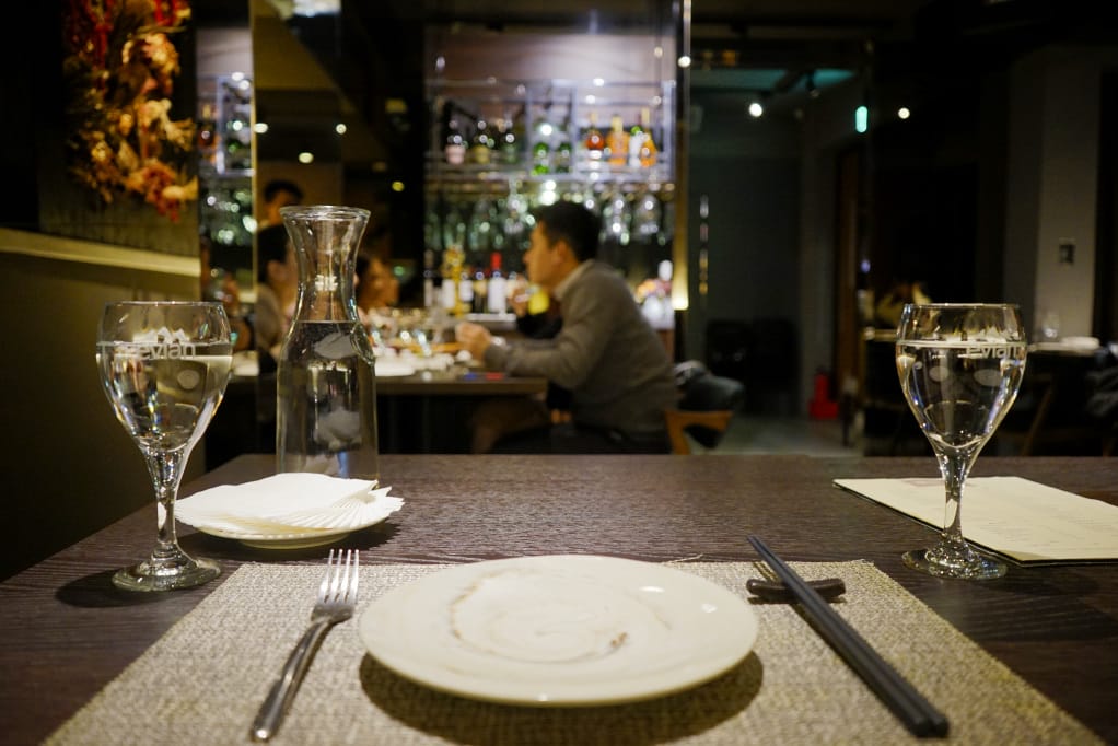 台北|閑閑餐酒館 中西式合併創意料理.節日慶生餐廳推薦! - 第1張圖 台北|閑閑餐酒館 中西式合併創意料理.節日慶生餐廳推薦!