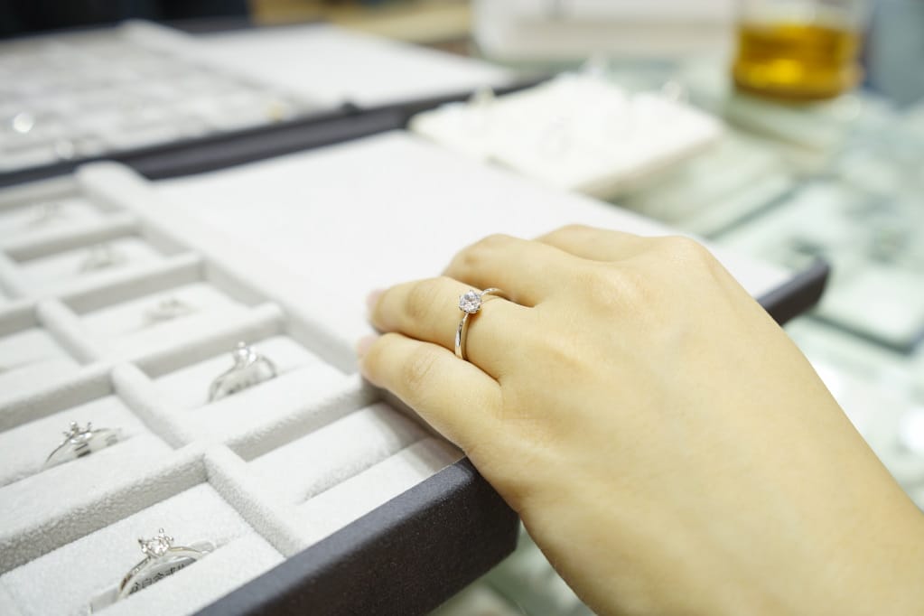 台北｜輝記珠寶 求婚鑽戒、婚戒訂製推薦！