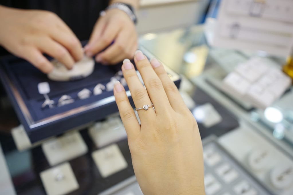 台北｜輝記珠寶 求婚鑽戒、婚戒訂製推薦！