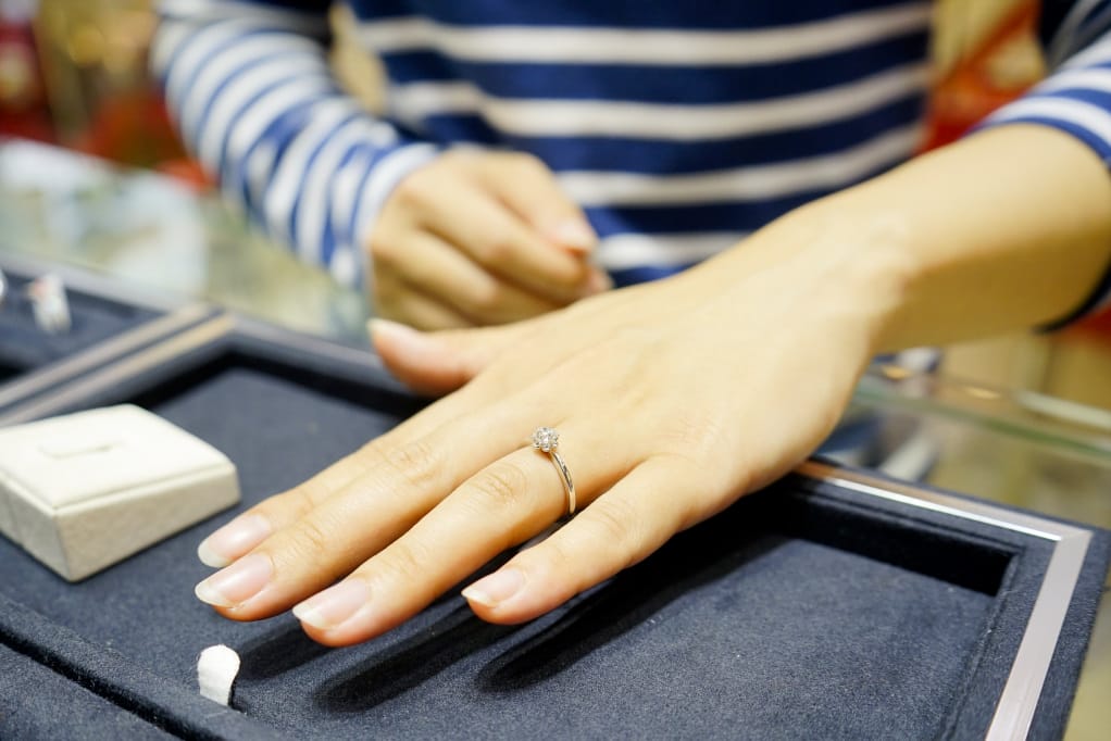 台北｜輝記珠寶 求婚鑽戒、婚戒訂製推薦！