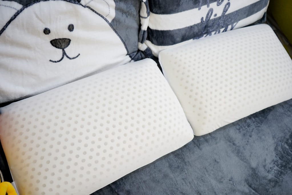 家居｜德瑞克名床-天然乳膠枕推薦 有好床墊也要有好枕頭，超強彈力支撐，一覺好眠就靠它！