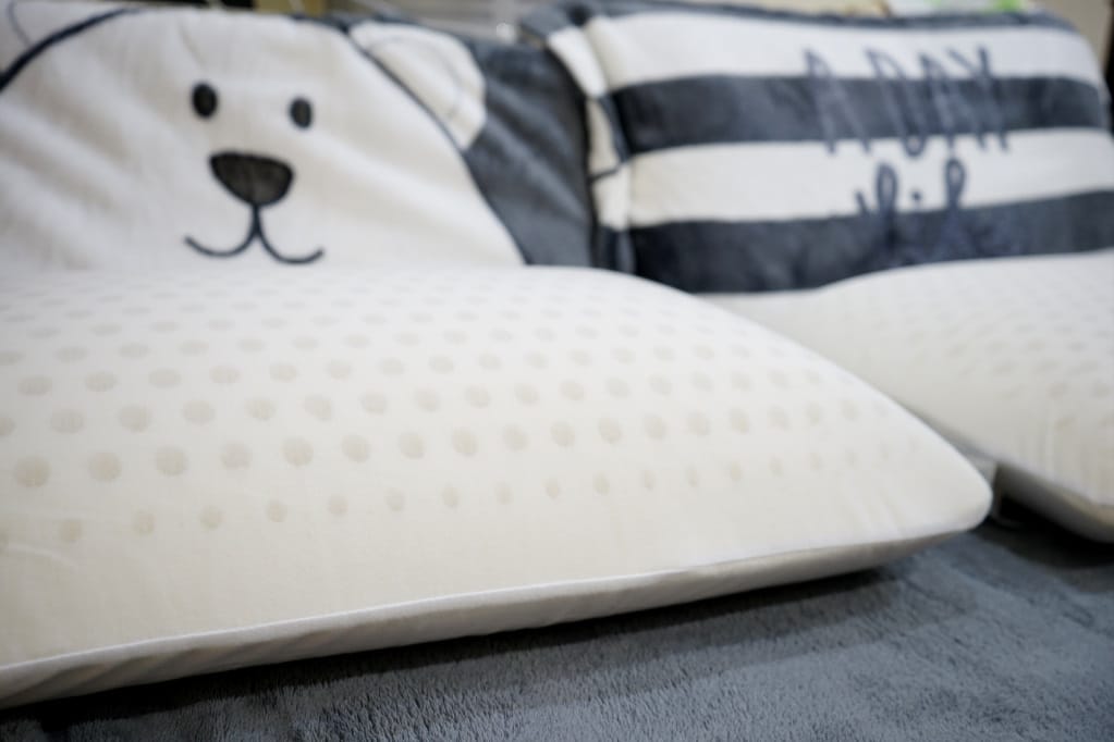 家居｜德瑞克名床-天然乳膠枕推薦 有好床墊也要有好枕頭，超強彈力支撐，一覺好眠就靠它！