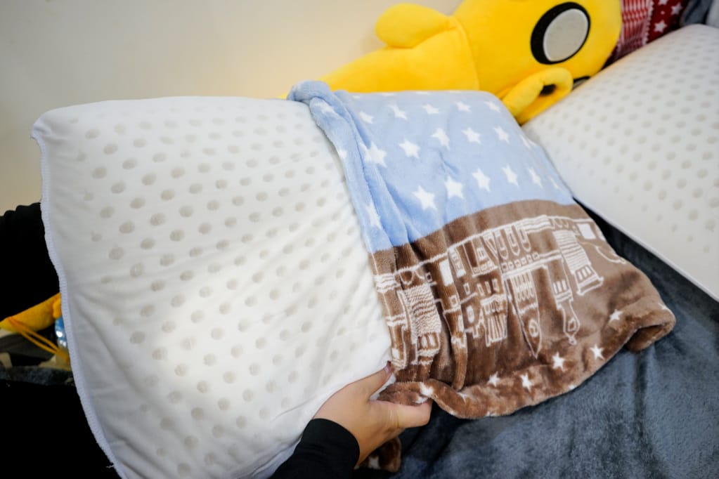 家居｜德瑞克名床-天然乳膠枕推薦 有好床墊也要有好枕頭，超強彈力支撐，一覺好眠就靠它！