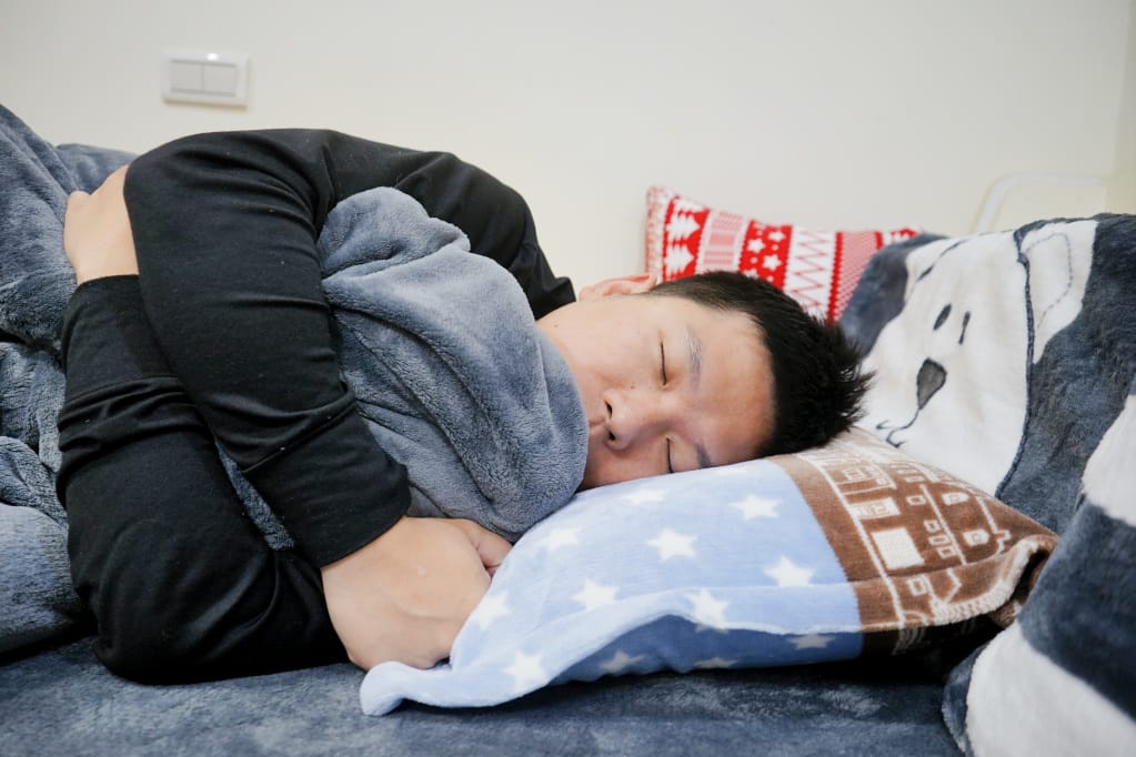 家居｜德瑞克名床-天然乳膠枕推薦 有好床墊也要有好枕頭，超強彈力支撐，一覺好眠就靠它！