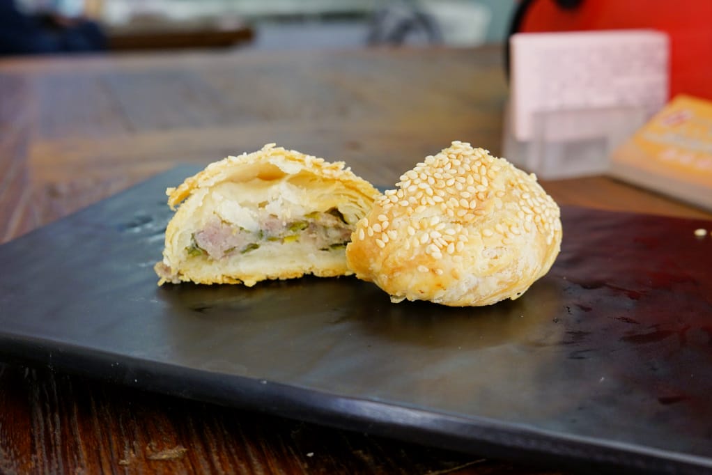 台北｜漢棠坊 一品燒餅 作工繁複，層層酥香 蟹殼黃燒餅之裡面沒有蟹黃但有超好吃糖心！