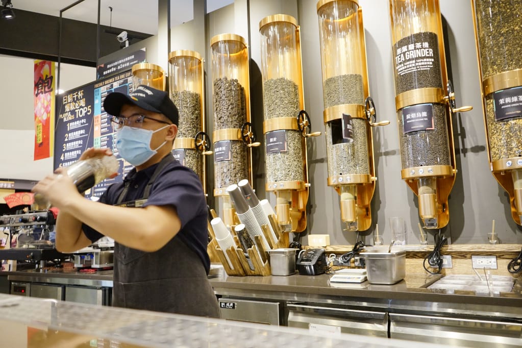 台北|COMEBUYTEA(台北誠品生活松菸店)當代精品現萃茶專門店 專業調茶師杯杯原葉現磨現萃 - 第24張圖 台北|COMEBUYTEA(台北誠品生活松菸店)當代精品現萃茶專門店 專業調茶師杯杯原葉現磨現萃
