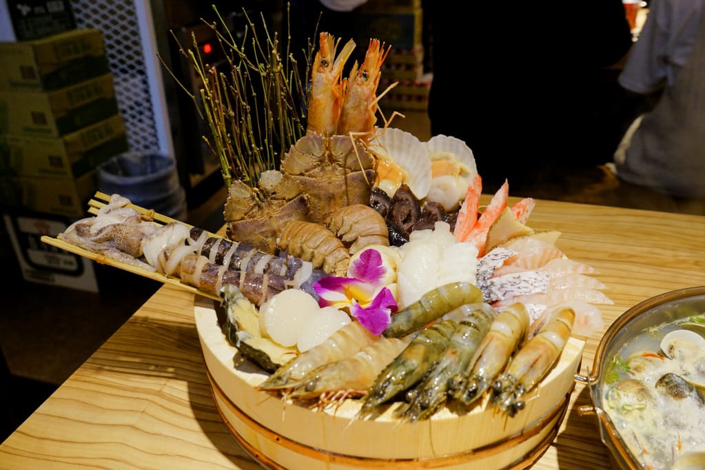 台北｜火鍋殿 蛤蠣痛風鍋湯底加龍蝦、和牛，史上最誇張吃到飽火鍋！