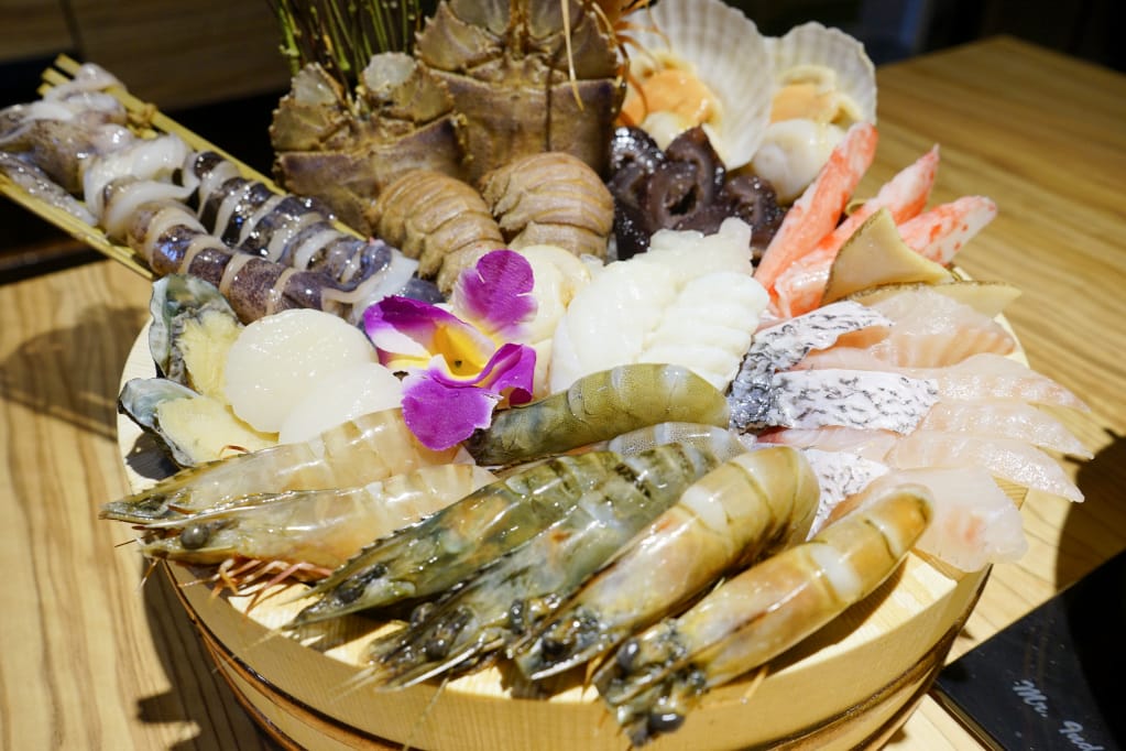 台北｜火鍋殿 蛤蠣痛風鍋湯底加龍蝦、和牛，史上最誇張吃到飽火鍋！