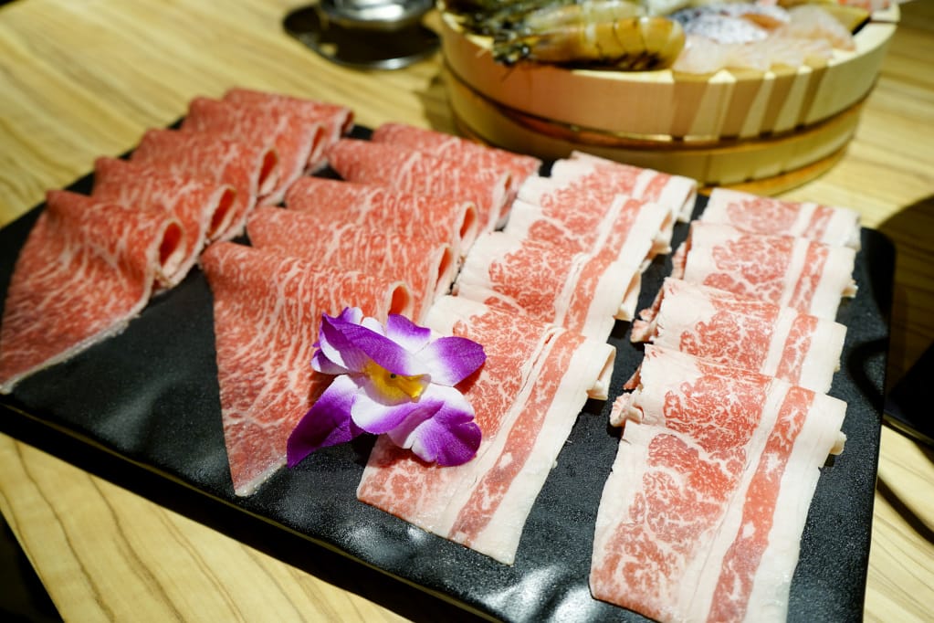 台北｜火鍋殿 蛤蠣痛風鍋湯底加龍蝦、和牛，史上最誇張吃到飽火鍋！