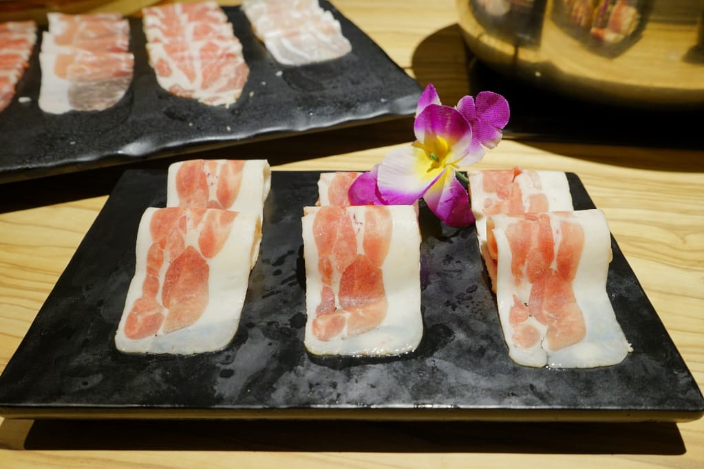 台北｜火鍋殿 蛤蠣痛風鍋湯底加龍蝦、和牛，史上最誇張吃到飽火鍋！