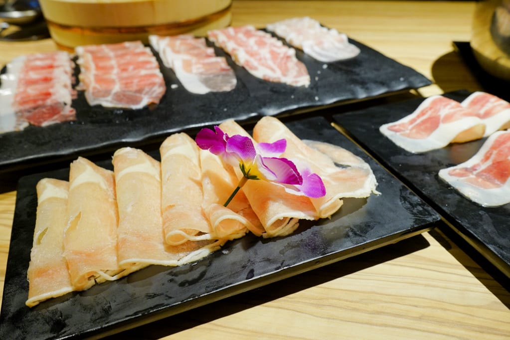 台北｜火鍋殿 蛤蠣痛風鍋湯底加龍蝦、和牛，史上最誇張吃到飽火鍋！