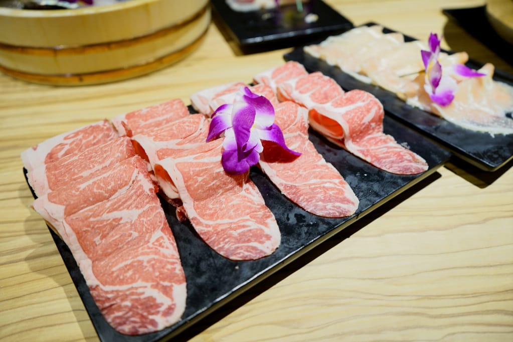 台北｜火鍋殿 蛤蠣痛風鍋湯底加龍蝦、和牛，史上最誇張吃到飽火鍋！