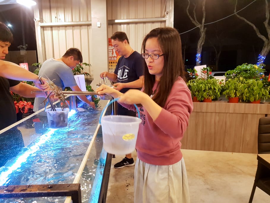 新北|泰蝦PA 水道泰國蝦吃到飽 林口現撈現烤流水蝦、烤肉吃到飽~ - 第2張圖 新北|泰蝦PA 水道泰國蝦吃到飽 林口現撈現烤流水蝦、烤肉吃到飽~