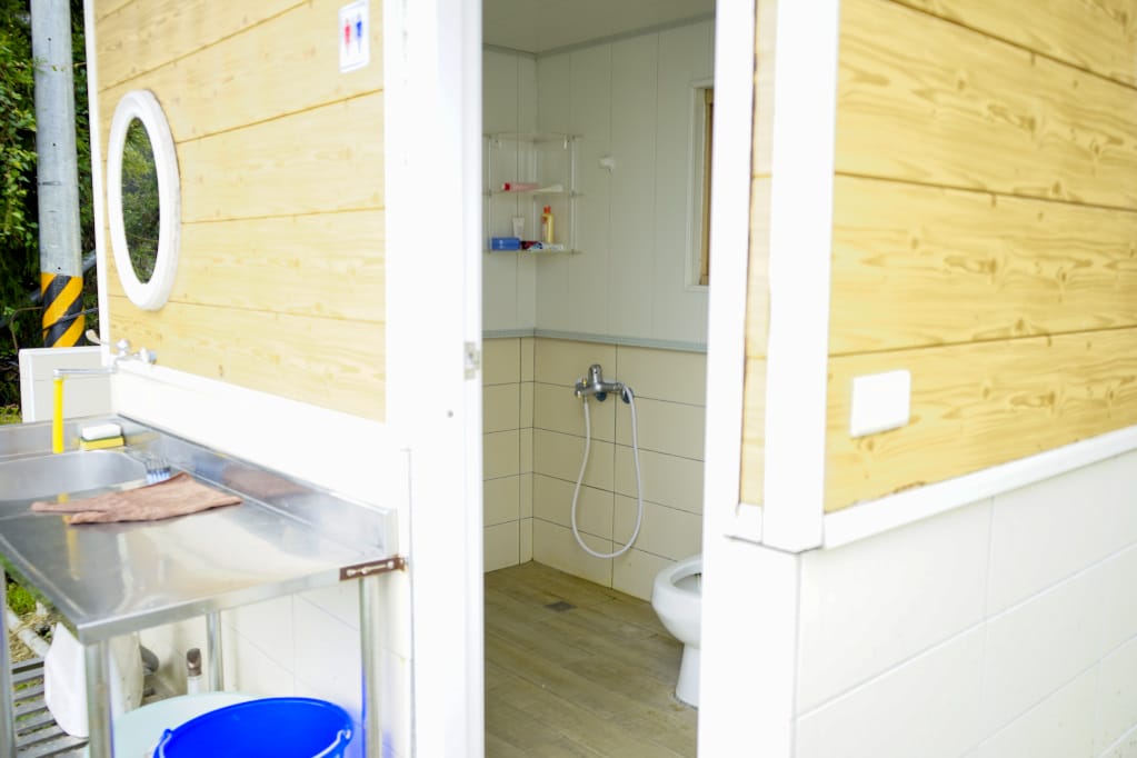 桃園｜露營採菇趣 桃子菇菇休閒農場 超大雨棚區營地推薦！