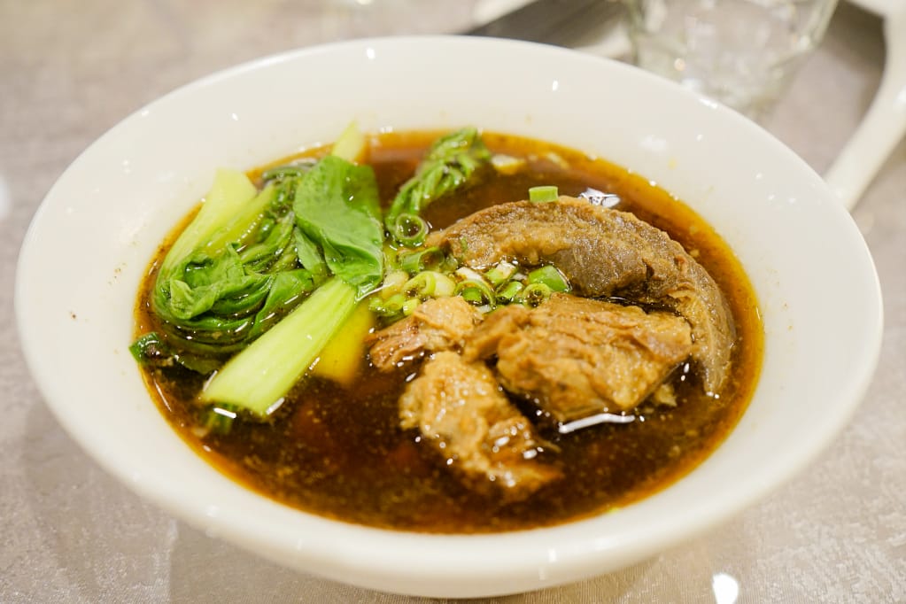 台南|942就是餓私房牛肉麵(安平店) 紅燒牛肉麵推薦!拉麵、寬麵都好吃~ - 第10張圖 台南|942就是餓私房牛肉麵(安平店) 紅燒牛肉麵推薦!拉麵、寬麵都好吃~
