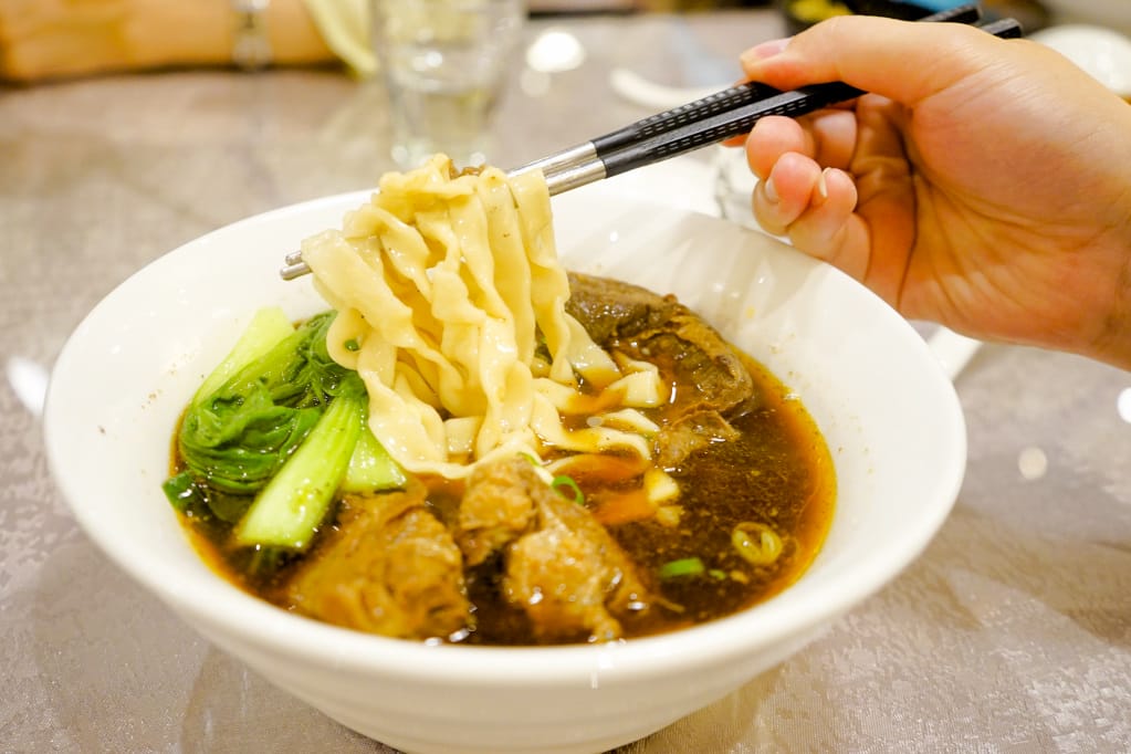 台南|942就是餓私房牛肉麵(安平店) 紅燒牛肉麵推薦!拉麵、寬麵都好吃~ - 第11張圖 台南|942就是餓私房牛肉麵(安平店) 紅燒牛肉麵推薦!拉麵、寬麵都好吃~