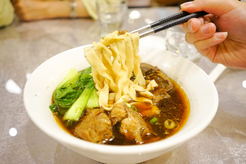 台南|942就是餓私房牛肉麵(安平店) 紅燒牛肉麵推薦!拉麵、寬麵都好吃~ - 第1張圖 台南|942就是餓私房牛肉麵(安平店) 紅燒牛肉麵推薦!拉麵、寬麵都好吃~