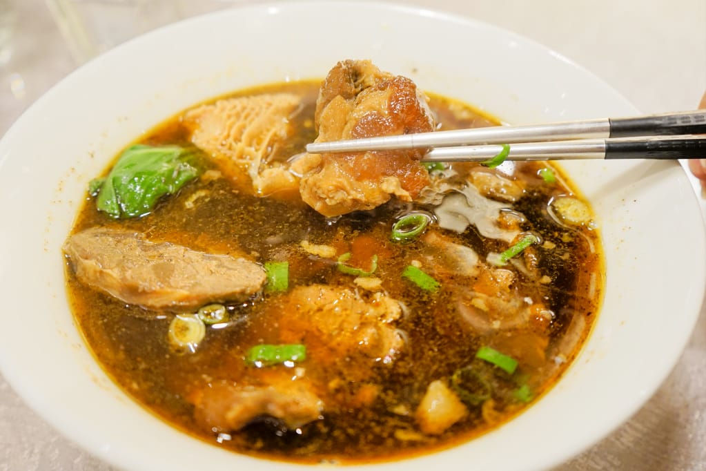 台南|942就是餓私房牛肉麵(安平店) 紅燒牛肉麵推薦!拉麵、寬麵都好吃~ - 第14張圖 台南|942就是餓私房牛肉麵(安平店) 紅燒牛肉麵推薦!拉麵、寬麵都好吃~