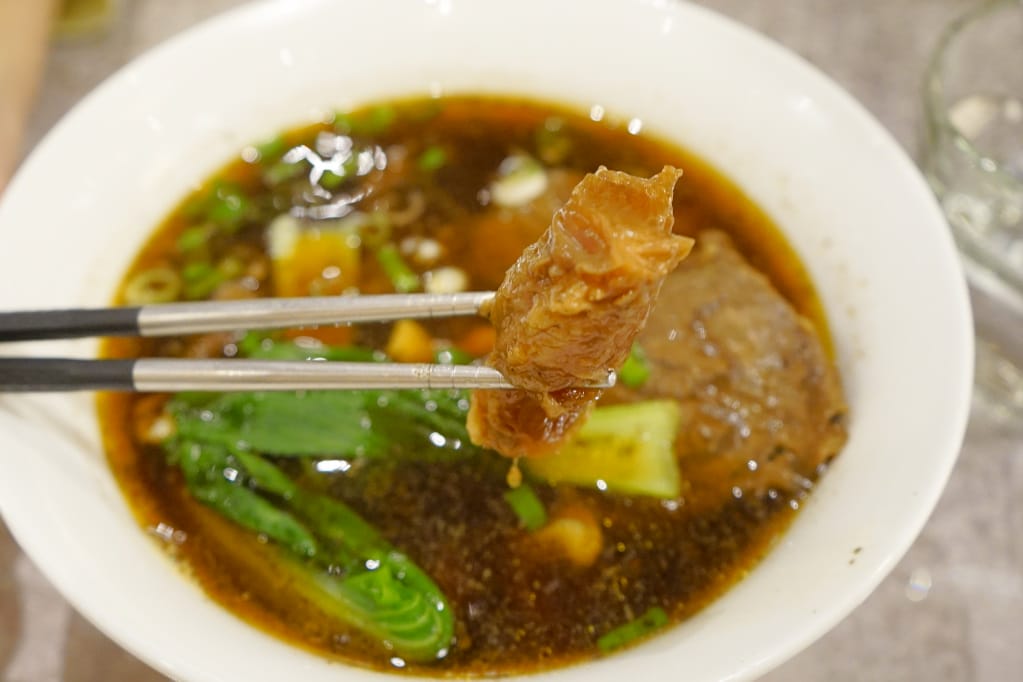 台南|942就是餓私房牛肉麵(安平店) 紅燒牛肉麵推薦!拉麵、寬麵都好吃~ - 第12張圖 台南|942就是餓私房牛肉麵(安平店) 紅燒牛肉麵推薦!拉麵、寬麵都好吃~