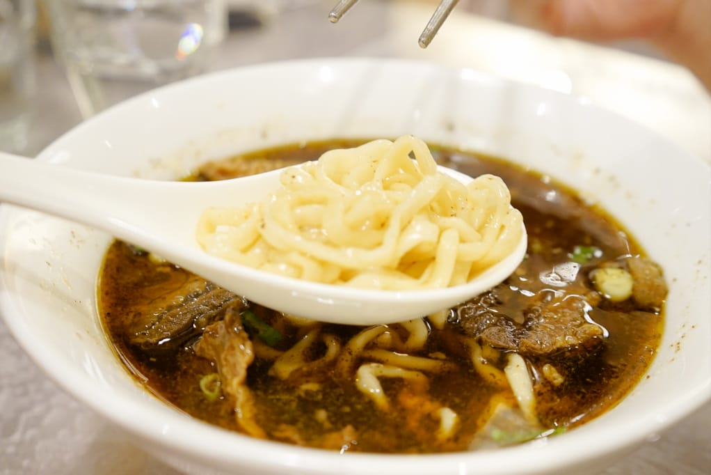 台南|942就是餓私房牛肉麵(安平店) 紅燒牛肉麵推薦!拉麵、寬麵都好吃~ - 第15張圖 台南|942就是餓私房牛肉麵(安平店) 紅燒牛肉麵推薦!拉麵、寬麵都好吃~