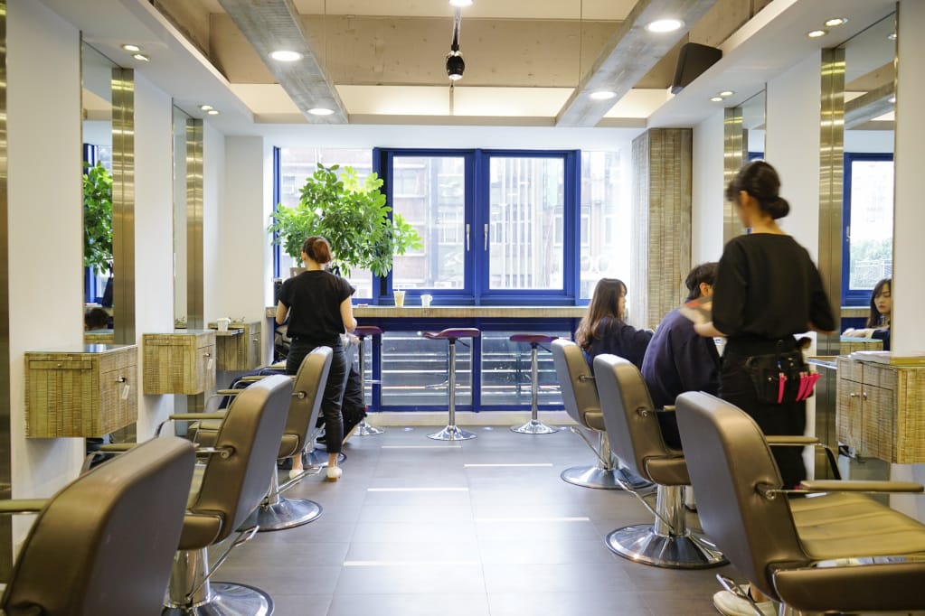 台北｜婚前頭髮染燙保養 就交給PLUUS南西one店髮型設計師Kimber吧！推薦魔晶燙+新晶鑽護髮~