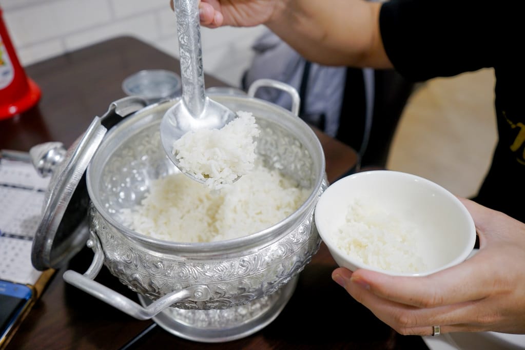 新北｜三重平價泰式料理 暹羅廚房 道地泰國菜，超好吃打拋豬、紅咖哩！