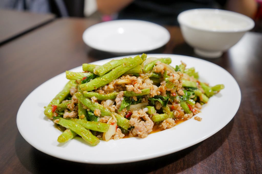 新北｜三重平價泰式料理 暹羅廚房 道地泰國菜，超好吃打拋豬、紅咖哩！