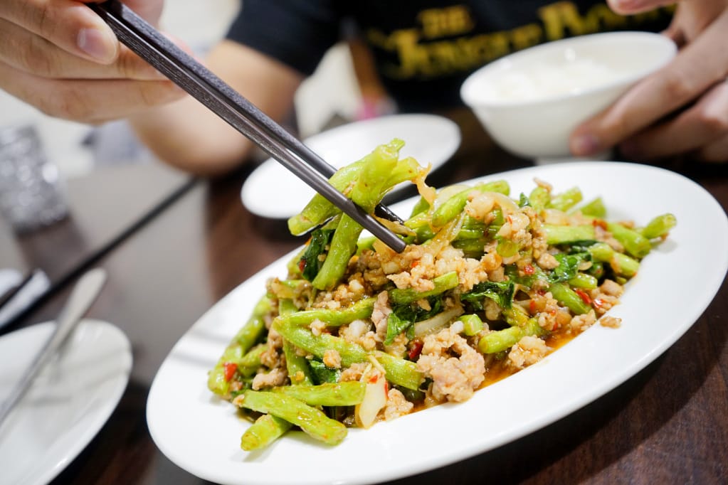 新北｜三重平價泰式料理 暹羅廚房 道地泰國菜，超好吃打拋豬、紅咖哩！