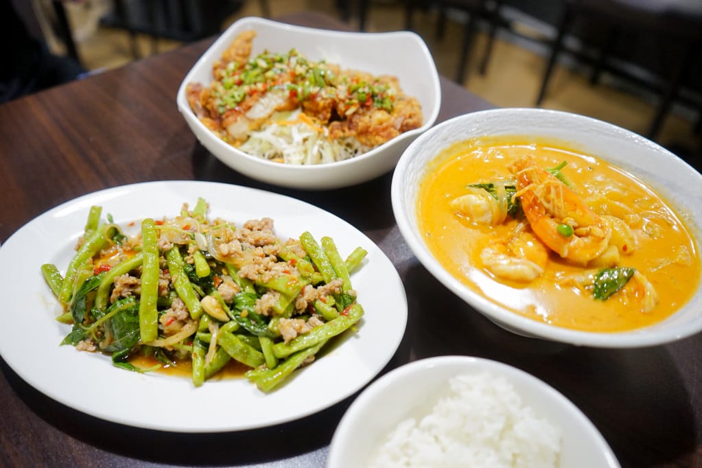 新北｜三重平價泰式料理 暹羅廚房 道地泰國菜，超好吃打拋豬、紅咖哩！