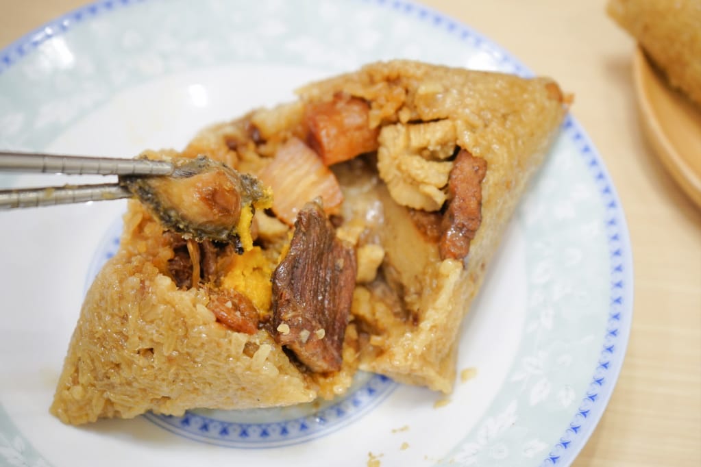 高雄|龐家肉粽 端午節肉粽禮盒宅配 飄香60年的古早味肉粽太好吃啦! - 第10張圖 高雄|龐家肉粽 端午節肉粽禮盒宅配 飄香60年的古早味肉粽太好吃啦!