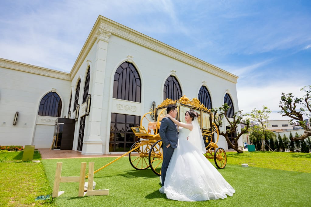 婚禮｜桃園婚宴場地推薦！皇家薇庭婚宴會館Royal Wedding 挑高法蘭新廳+超美水晶教堂戶外草地證婚