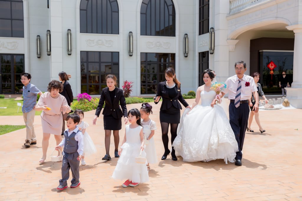 婚禮｜桃園婚宴場地推薦！皇家薇庭婚宴會館Royal Wedding 挑高法蘭新廳+超美水晶教堂戶外草地證婚
