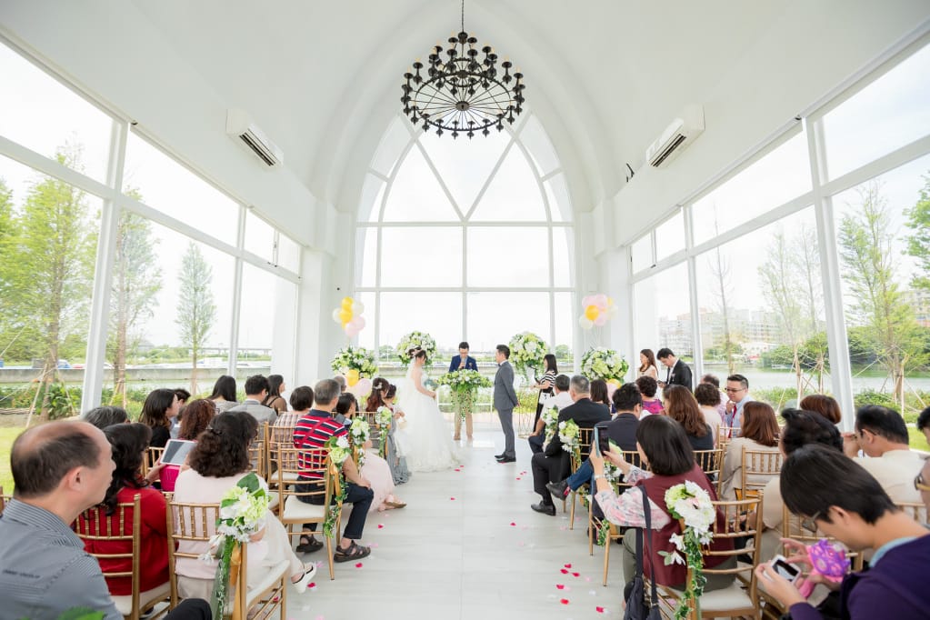 婚禮｜桃園婚宴場地推薦！皇家薇庭婚宴會館Royal Wedding 挑高法蘭新廳+超美水晶教堂戶外草地證婚