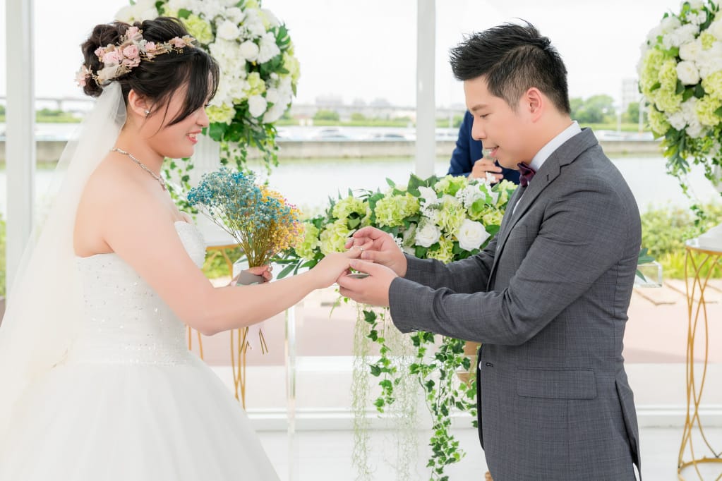 婚禮｜桃園婚宴場地推薦！皇家薇庭婚宴會館Royal Wedding 挑高法蘭新廳+超美水晶教堂戶外草地證婚